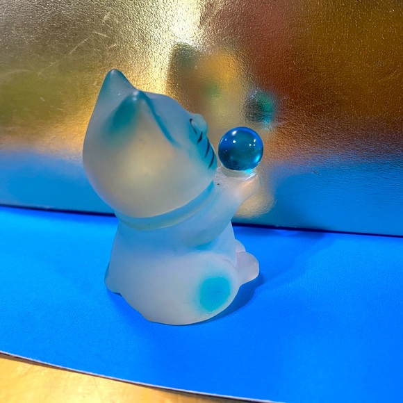 BLUE LUCKY SMILING CAT HOLING A BLUE BALL CAT HAS BLUE HIGHLIGHTS, CUTE 2” - Picture 6 of 10